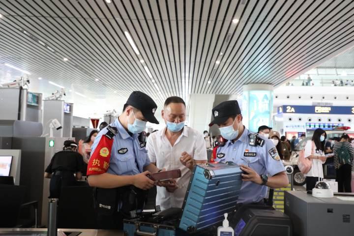 今天的杭州东站已经人从众,明天人还会更多,国庆长假,浙江2000铁警护大家周全休闲区蓝鸢梦想 - Www.slyday.coM 今天的杭州东站已经人从众,明天人还会更多,国庆长假,浙江2000铁警护大家周全休闲区蓝鸢梦想 - Www.slyday.coM