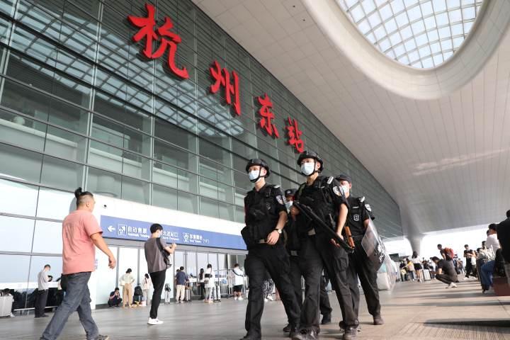 今天的杭州东站已经人从众,明天人还会更多,国庆长假,浙江2000铁警护大家周全休闲区蓝鸢梦想 - Www.slyday.coM 今天的杭州东站已经人从众,明天人还会更多,国庆长假,浙江2000铁警护大家周全休闲区蓝鸢梦想 - Www.slyday.coM