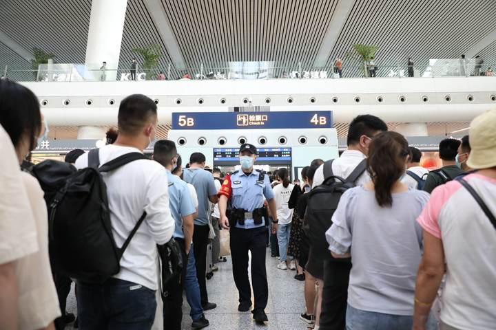 今天的杭州东站已经人从众,明天人还会更多,国庆长假,浙江2000铁警护大家周全休闲区蓝鸢梦想 - Www.slyday.coM 今天的杭州东站已经人从众,明天人还会更多,国庆长假,浙江2000铁警护大家周全休闲区蓝鸢梦想 - Www.slyday.coM