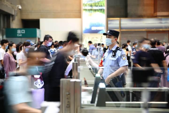 今天的杭州东站已经人从众,明天人还会更多,国庆长假,浙江2000铁警护大家周全休闲区蓝鸢梦想 - Www.slyday.coM 今天的杭州东站已经人从众,明天人还会更多,国庆长假,浙江2000铁警护大家周全休闲区蓝鸢梦想 - Www.slyday.coM