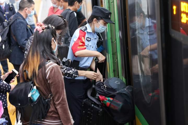 今天的杭州东站已经人从众,明天人还会更多,国庆长假,浙江2000铁警护大家周全休闲区蓝鸢梦想 - Www.slyday.coM 今天的杭州东站已经人从众,明天人还会更多,国庆长假,浙江2000铁警护大家周全休闲区蓝鸢梦想 - Www.slyday.coM