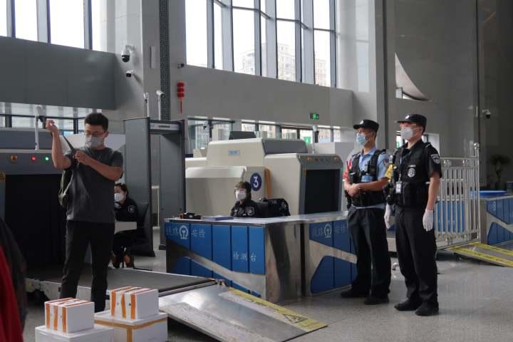 今天的杭州东站已经人从众,明天人还会更多,国庆长假,浙江2000铁警护大家周全休闲区蓝鸢梦想 - Www.slyday.coM 今天的杭州东站已经人从众,明天人还会更多,国庆长假,浙江2000铁警护大家周全休闲区蓝鸢梦想 - Www.slyday.coM