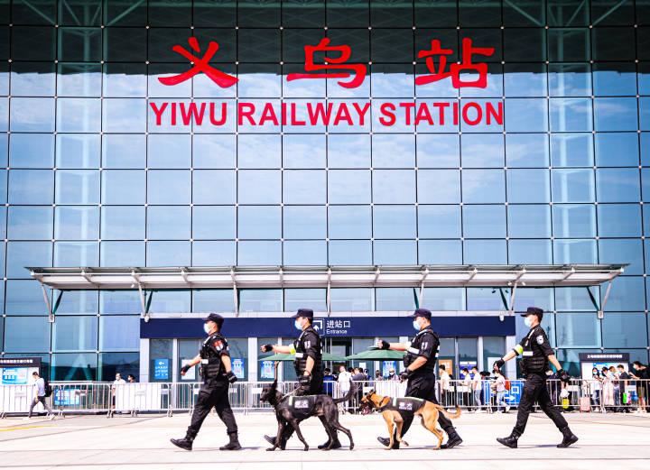 今天的杭州东站已经人从众,明天人还会更多,国庆长假,浙江2000铁警护大家周全休闲区蓝鸢梦想 - Www.slyday.coM 今天的杭州东站已经人从众,明天人还会更多,国庆长假,浙江2000铁警护大家周全休闲区蓝鸢梦想 - Www.slyday.coM