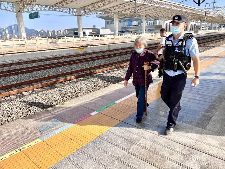 今天的杭州东站已经人从众,明天人还会更多,国庆长假,浙江2000铁警护大家周全休闲区蓝鸢梦想 - Www.slyday.coM 今天的杭州东站已经人从众,明天人还会更多,国庆长假,浙江2000铁警护大家周全休闲区蓝鸢梦想 - Www.slyday.coM