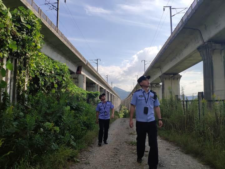 今天的杭州东站已经人从众,明天人还会更多,国庆长假,浙江2000铁警护大家周全休闲区蓝鸢梦想 - Www.slyday.coM 今天的杭州东站已经人从众,明天人还会更多,国庆长假,浙江2000铁警护大家周全休闲区蓝鸢梦想 - Www.slyday.coM