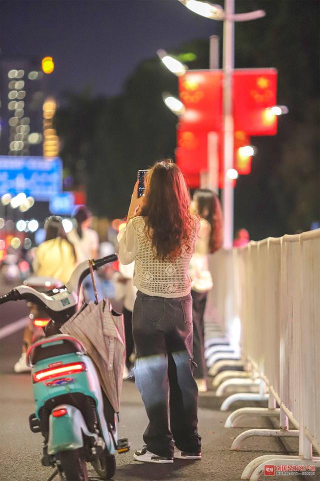 晚安十点(2022.10.1)丨城市夜间照明模式(节日版)开启,氛围感拉满了休闲区蓝鸢梦想 - Www.slyday.coM 晚安十点(2022.10.1)丨城市夜间照明模式(节日版)开启,氛围感拉满了休闲区蓝鸢梦想 - Www.slyday.coM