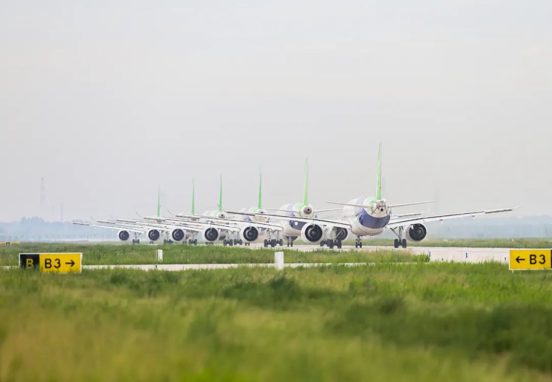 2022年7月18日在陕西省蒲城县拍摄的C919大型客机的六架试飞机。新华社记者 丁汀 摄