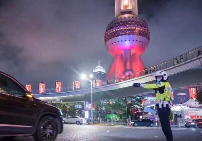 图说│“一点一方案”量身定制各热门景点及商圈客流疏导方案,浦东警方为市民游客国庆假日出行保驾护航休闲区蓝鸢梦想 - Www.slyday.coM 图说│“一点一方案”量身定制各热门景点及商圈客流疏导方案,浦东警方为市民游客国庆假日出行保驾护航休闲区蓝鸢梦想 - Www.slyday.coM