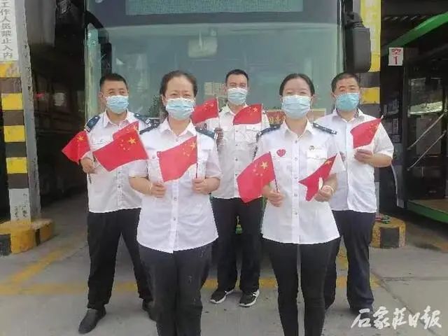 “与国旗合影 向祖国告白” 石家庄公交路队职工喜迎国庆休闲区蓝鸢梦想 - Www.slyday.coM “与国旗合影 向祖国告白” 石家庄公交路队职工喜迎国庆休闲区蓝鸢梦想 - Www.slyday.coM