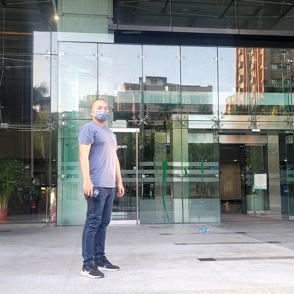 杨植斗29日到NCC门口泼绿漆,表示抗议。