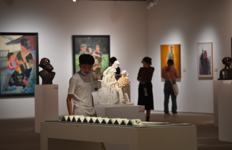 展示大学生眼中的祖国,30余所高校艺术作品亮相中央美院休闲区蓝鸢梦想 - Www.slyday.coM 展示大学生眼中的祖国,30余所高校艺术作品亮相中央美院休闲区蓝鸢梦想 - Www.slyday.coM