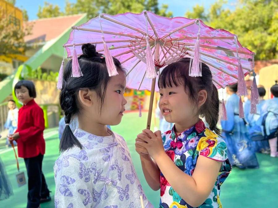 唱红歌,绘祖国,穿传统服饰,佛山苑幼儿园国庆系列活动创意十足休闲区蓝鸢梦想 - Www.slyday.coM 唱红歌,绘祖国,穿传统服饰,佛山苑幼儿园国庆系列活动创意十足休闲区蓝鸢梦想 - Www.slyday.coM