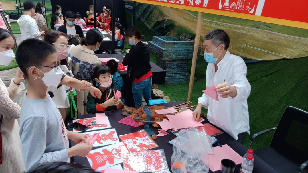 剪纸爱好者有福了 多种剪纸艺术亮相四川非遗馆休闲区蓝鸢梦想 - Www.slyday.coM 剪纸爱好者有福了 多种剪纸艺术亮相四川非遗馆休闲区蓝鸢梦想 - Www.slyday.coM