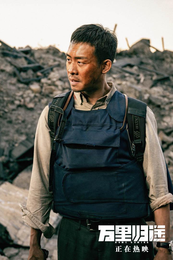 国庆档|《万里归途》三天票房破四亿,导演饶晓志揭秘拍摄背后的艰辛休闲区蓝鸢梦想 - Www.slyday.coM 国庆档|《万里归途》三天票房破四亿,导演饶晓志揭秘拍摄背后的艰辛休闲区蓝鸢梦想 - Www.slyday.coM