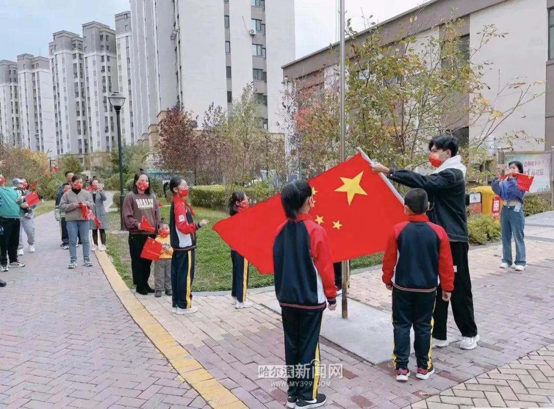 国庆节,五星红旗在社区广场冉冉升起休闲区蓝鸢梦想 - Www.slyday.coM 国庆节,五星红旗在社区广场冉冉升起休闲区蓝鸢梦想 - Www.slyday.coM