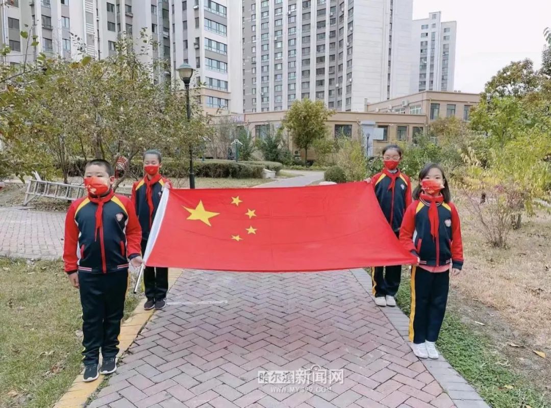 国庆节,五星红旗在社区广场冉冉升起休闲区蓝鸢梦想 - Www.slyday.coM 国庆节,五星红旗在社区广场冉冉升起休闲区蓝鸢梦想 - Www.slyday.coM