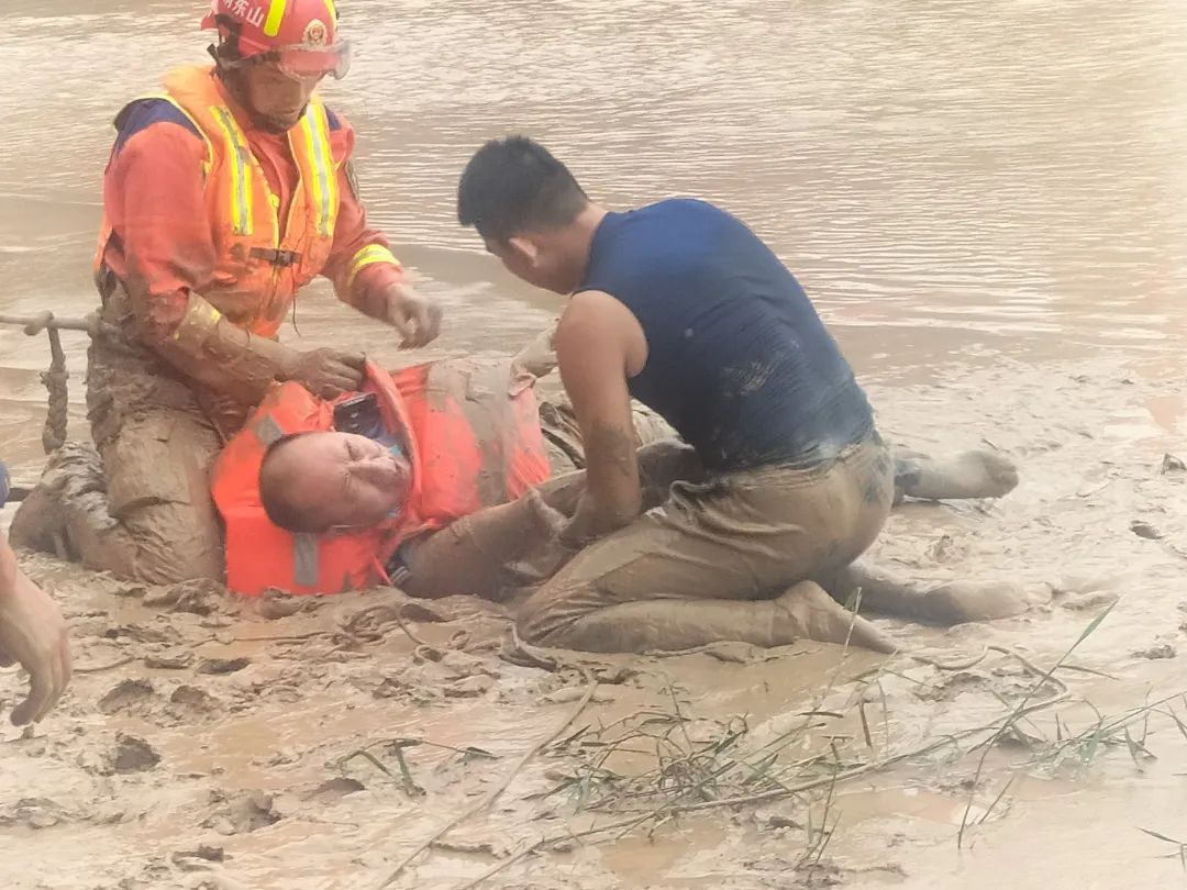 民警跳河救人,一句话令人泪目休闲区蓝鸢梦想 - Www.slyday.coM 民警跳河救人,一句话令人泪目休闲区蓝鸢梦想 - Www.slyday.coM