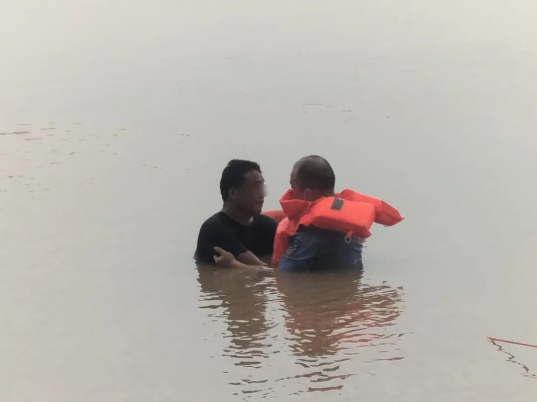 民警跳河救人,一句话令人泪目休闲区蓝鸢梦想 - Www.slyday.coM 民警跳河救人,一句话令人泪目休闲区蓝鸢梦想 - Www.slyday.coM