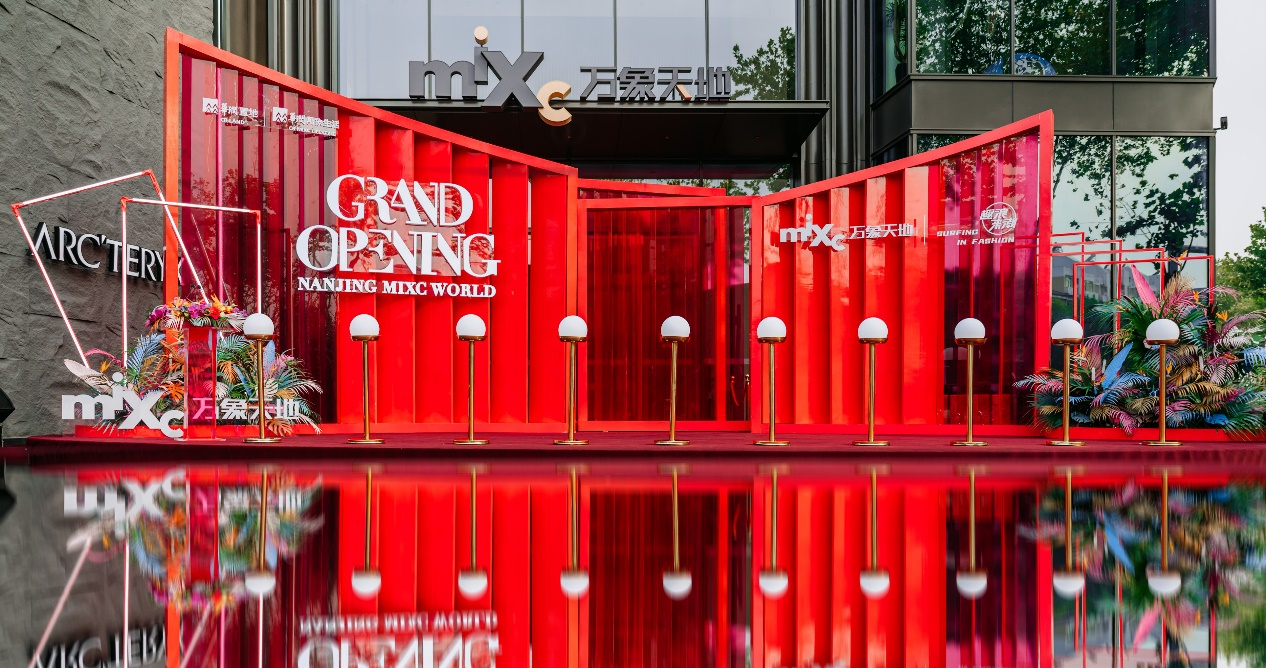 据说潮人们都去打卡了这个南京新地标—— “Mall+街区+古建”的万象天地有点摆!休闲区蓝鸢梦想 - Www.slyday.coM 据说潮人们都去打卡了这个南京新地标—— “Mall+街区+古建”的万象天地有点摆!休闲区蓝鸢梦想 - Www.slyday.coM