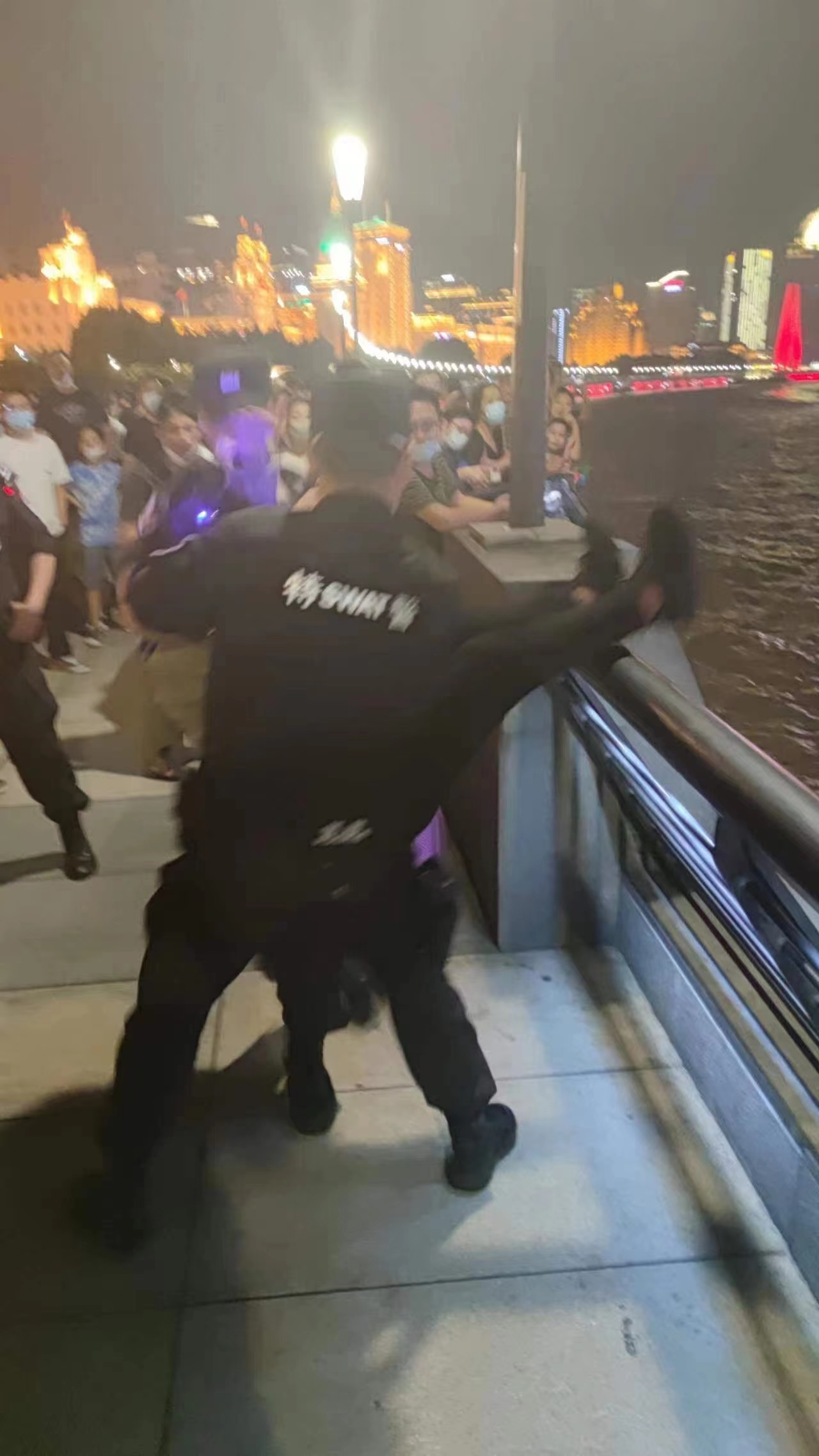 国庆首日特警江边救少年!爸爸,我长大也要和特警叔叔一样做大侠……休闲区蓝鸢梦想 - Www.slyday.coM 国庆首日特警江边救少年!爸爸,我长大也要和特警叔叔一样做大侠……休闲区蓝鸢梦想 - Www.slyday.coM