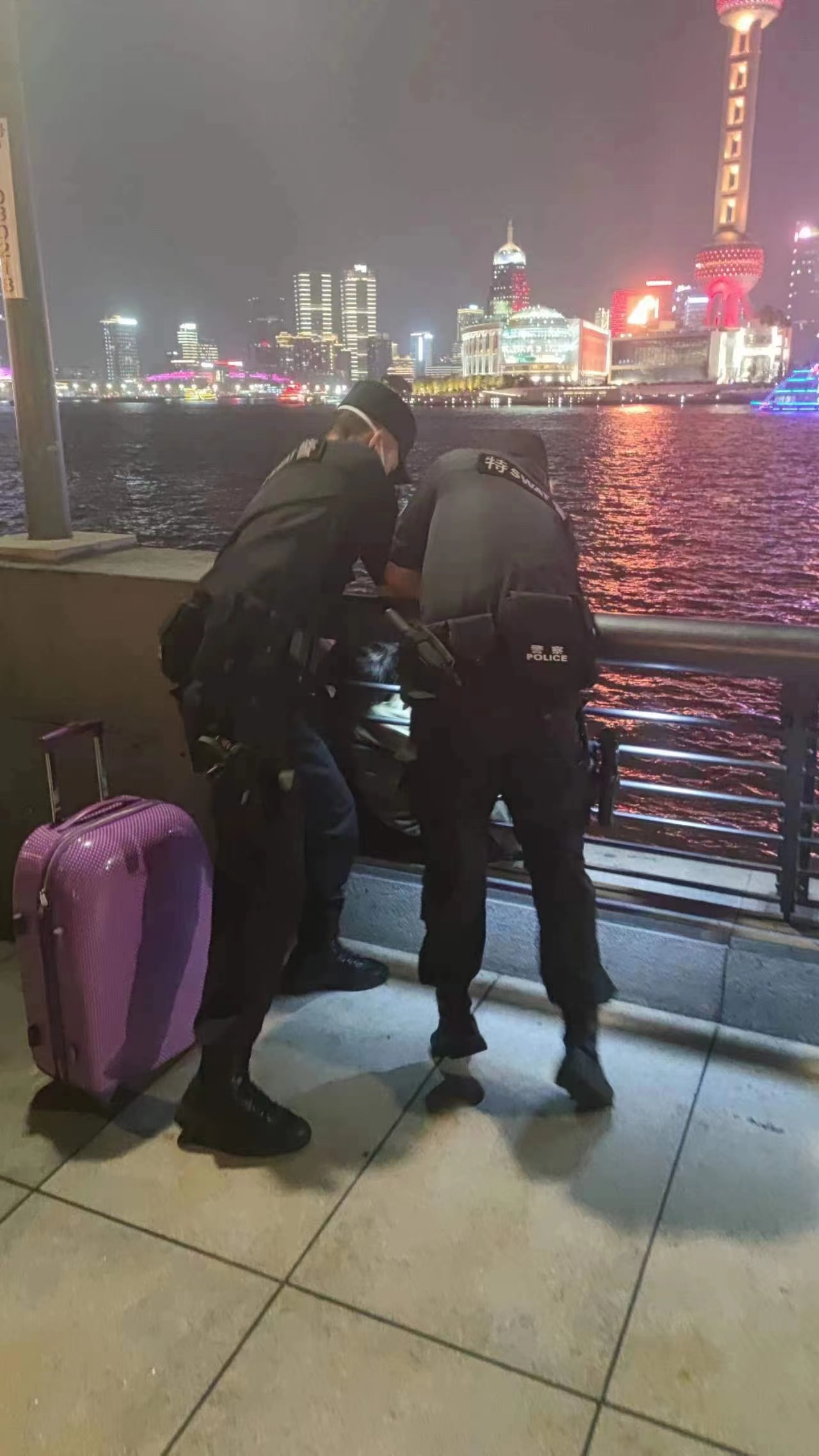 国庆首日特警江边救少年!爸爸,我长大也要和特警叔叔一样做大侠……休闲区蓝鸢梦想 - Www.slyday.coM 国庆首日特警江边救少年!爸爸,我长大也要和特警叔叔一样做大侠……休闲区蓝鸢梦想 - Www.slyday.coM