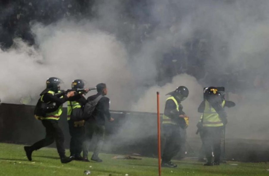 印尼发生严重球迷冲突及踩踏事件,至少已致153人死亡180人受伤休闲区蓝鸢梦想 - Www.slyday.coM 印尼发生严重球迷冲突及踩踏事件,至少已致153人死亡180人受伤休闲区蓝鸢梦想 - Www.slyday.coM