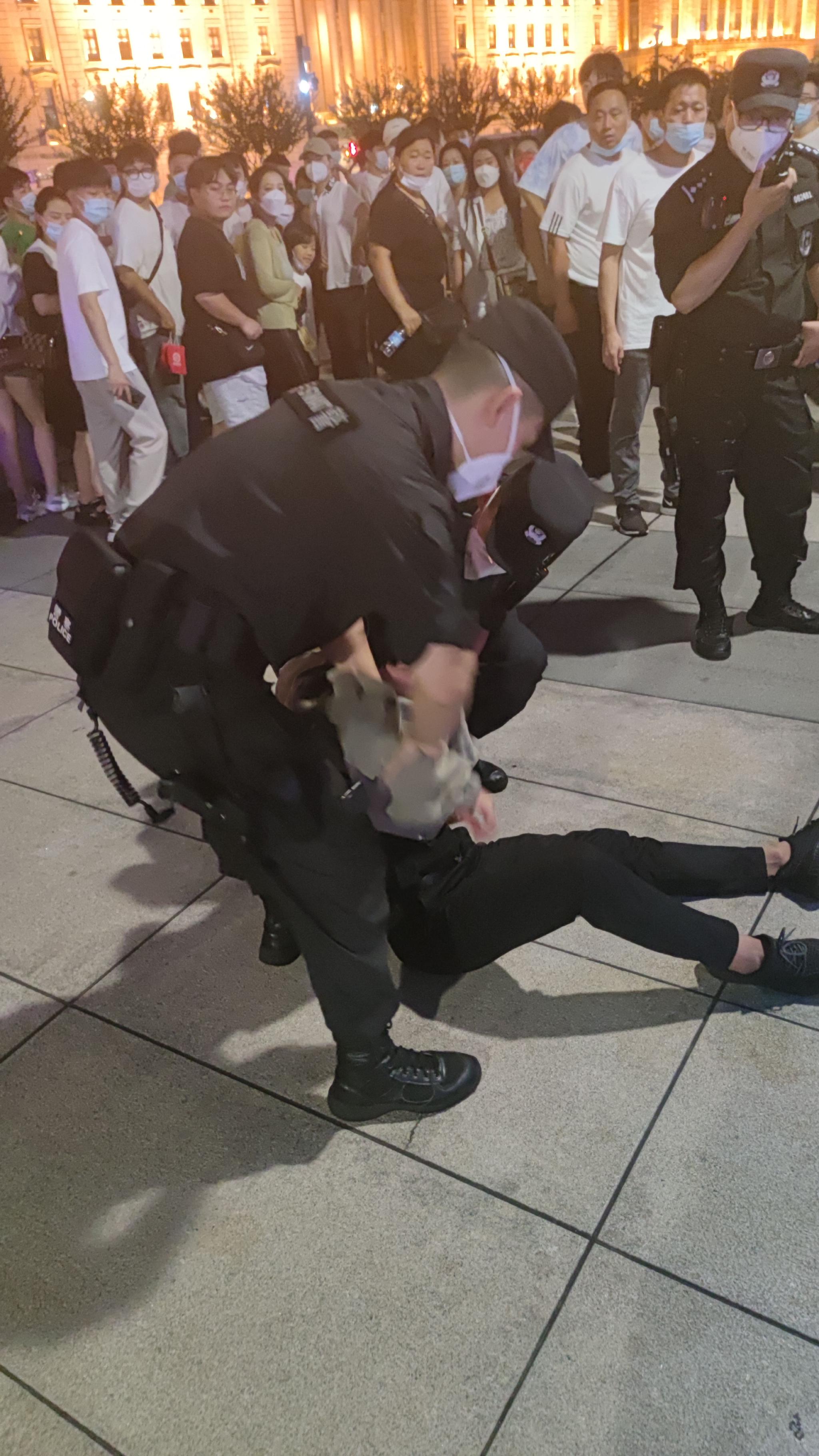 国庆首日特警江边救少年!爸爸,我长大也要和特警叔叔一样做大侠……休闲区蓝鸢梦想 - Www.slyday.coM 国庆首日特警江边救少年!爸爸,我长大也要和特警叔叔一样做大侠……休闲区蓝鸢梦想 - Www.slyday.coM