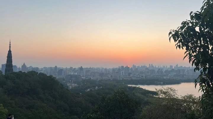 西湖边看日出有多热闹?宝石山上“长满了人”……休闲区蓝鸢梦想 - Www.slyday.coM 西湖边看日出有多热闹?宝石山上“长满了人”……休闲区蓝鸢梦想 - Www.slyday.coM
