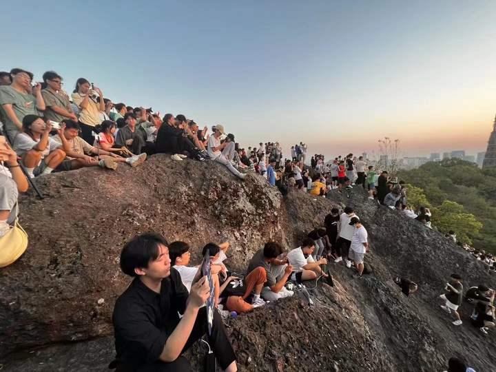 西湖边看日出有多热闹?宝石山上“长满了人”……休闲区蓝鸢梦想 - Www.slyday.coM 西湖边看日出有多热闹?宝石山上“长满了人”……休闲区蓝鸢梦想 - Www.slyday.coM