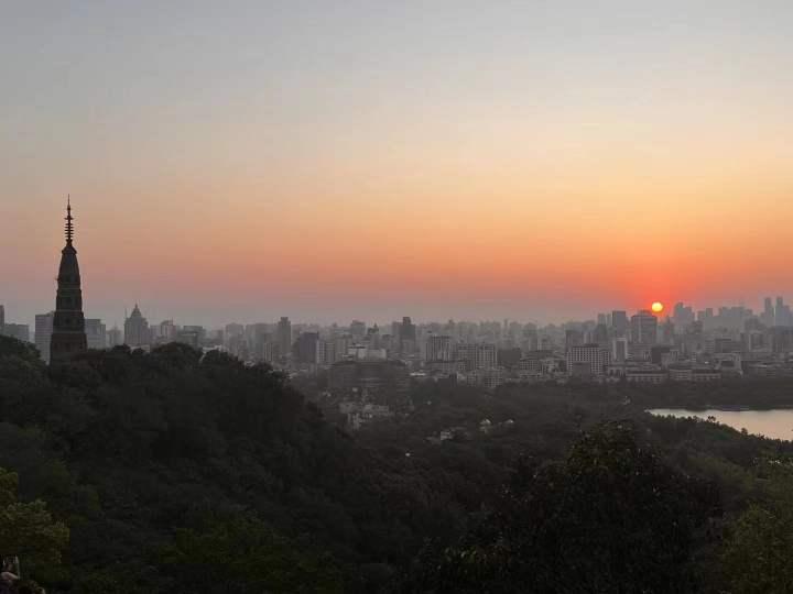 西湖边看日出有多热闹?宝石山上“长满了人”……休闲区蓝鸢梦想 - Www.slyday.coM 西湖边看日出有多热闹?宝石山上“长满了人”……休闲区蓝鸢梦想 - Www.slyday.coM