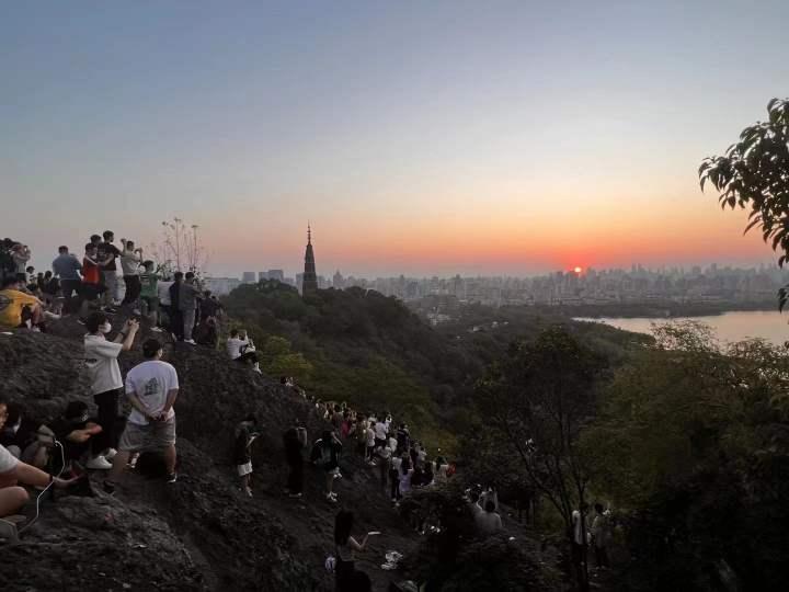 西湖边看日出有多热闹?宝石山上“长满了人”……休闲区蓝鸢梦想 - Www.slyday.coM 西湖边看日出有多热闹?宝石山上“长满了人”……休闲区蓝鸢梦想 - Www.slyday.coM