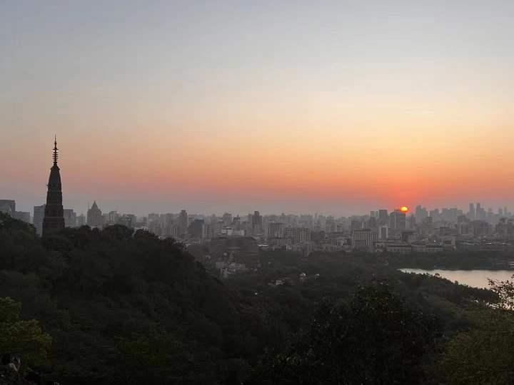 西湖边看日出有多热闹?宝石山上“长满了人”……休闲区蓝鸢梦想 - Www.slyday.coM 西湖边看日出有多热闹?宝石山上“长满了人”……休闲区蓝鸢梦想 - Www.slyday.coM