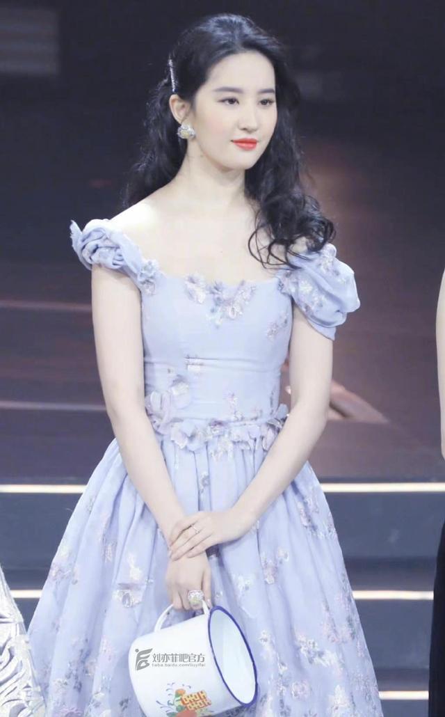 刘亦菲不愧是“人间仙子”,穿玫红色抹胸连衣裙,气场不输超模休闲区蓝鸢梦想 - Www.slyday.coM 刘亦菲不愧是“人间仙子”,穿玫红色抹胸连衣裙,气场不输超模休闲区蓝鸢梦想 - Www.slyday.coM