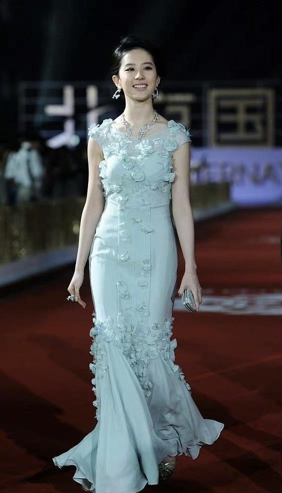 刘亦菲不愧是“人间仙子”,穿玫红色抹胸连衣裙,气场不输超模休闲区蓝鸢梦想 - Www.slyday.coM 刘亦菲不愧是“人间仙子”,穿玫红色抹胸连衣裙,气场不输超模休闲区蓝鸢梦想 - Www.slyday.coM