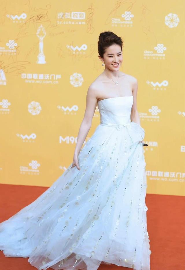 刘亦菲不愧是“人间仙子”,穿玫红色抹胸连衣裙,气场不输超模休闲区蓝鸢梦想 - Www.slyday.coM 刘亦菲不愧是“人间仙子”,穿玫红色抹胸连衣裙,气场不输超模休闲区蓝鸢梦想 - Www.slyday.coM