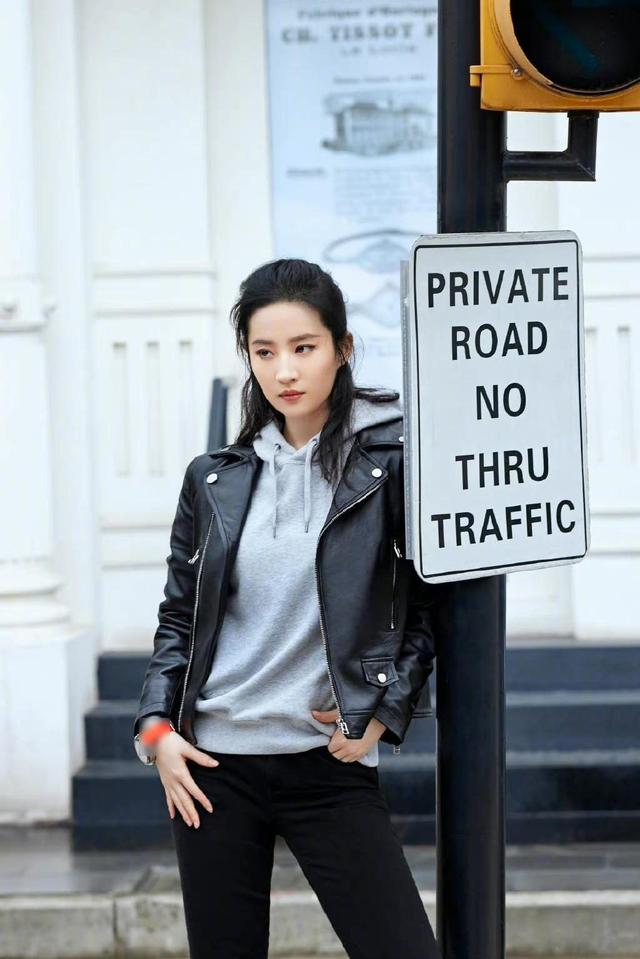 刘亦菲不愧是“人间仙子”,穿玫红色抹胸连衣裙,气场不输超模休闲区蓝鸢梦想 - Www.slyday.coM 刘亦菲不愧是“人间仙子”,穿玫红色抹胸连衣裙,气场不输超模休闲区蓝鸢梦想 - Www.slyday.coM