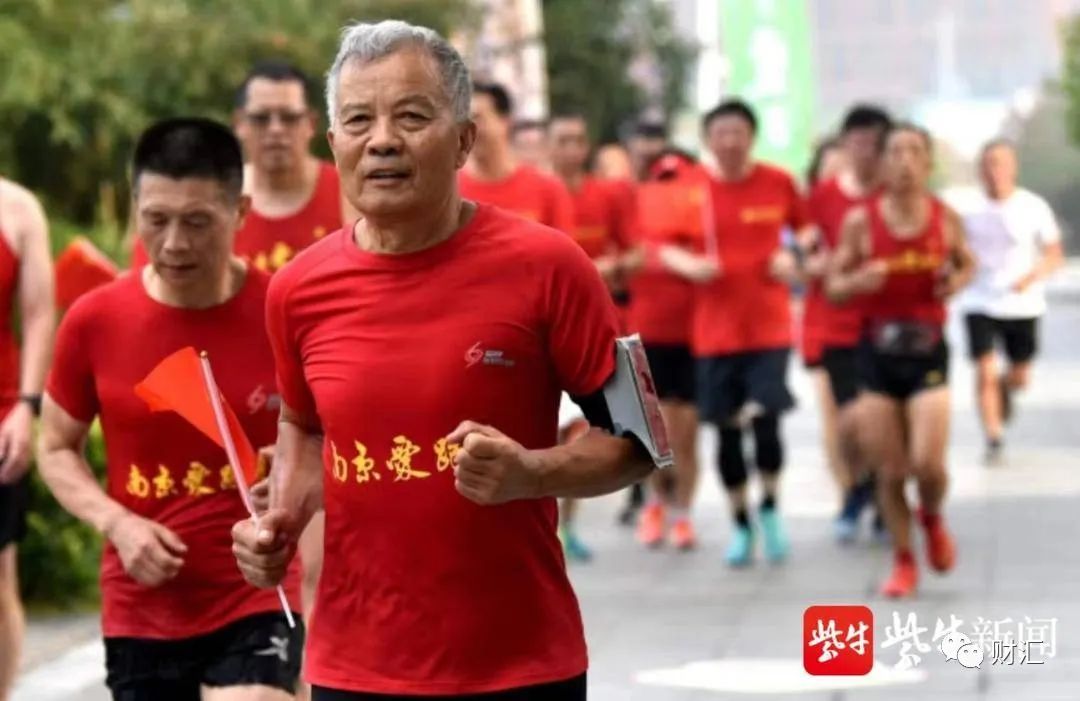 时尚大爷的“魔鬼身材”是怎样练成的?62岁学散打是不是有点酷?有一种“年轻”,与年龄无关休闲区蓝鸢梦想 - Www.slyday.coM 时尚大爷的“魔鬼身材”是怎样练成的?62岁学散打是不是有点酷?有一种“年轻”,与年龄无关休闲区蓝鸢梦想 - Www.slyday.coM