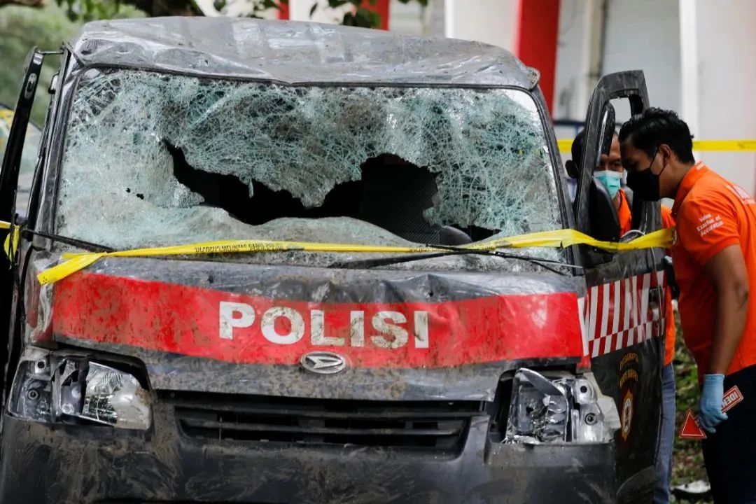 ▲当地时间2022年10月2日，印尼东爪哇省，在冲突中被砸毁的警车。图/IC photo