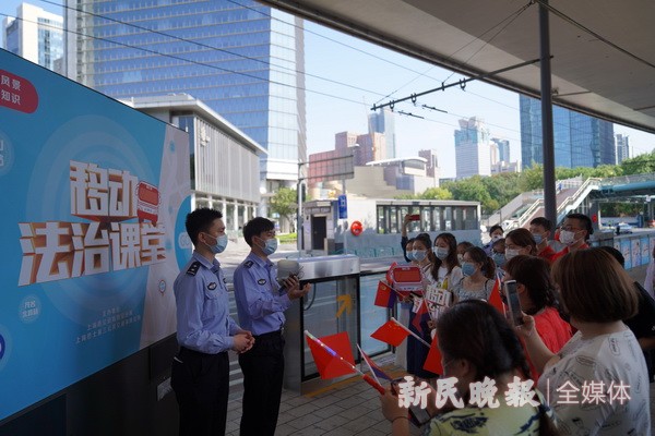 公交车上的反诈脱口秀休闲区蓝鸢梦想 - Www.slyday.coM 公交车上的反诈脱口秀休闲区蓝鸢梦想 - Www.slyday.coM