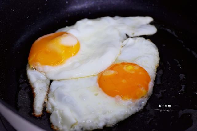 口蘑别再煎着吃了,搭配两个鸡蛋做成汤,秋后清补又润燥,太鲜了休闲区蓝鸢梦想 - Www.slyday.coM 口蘑别再煎着吃了,搭配两个鸡蛋做成汤,秋后清补又润燥,太鲜了休闲区蓝鸢梦想 - Www.slyday.coM