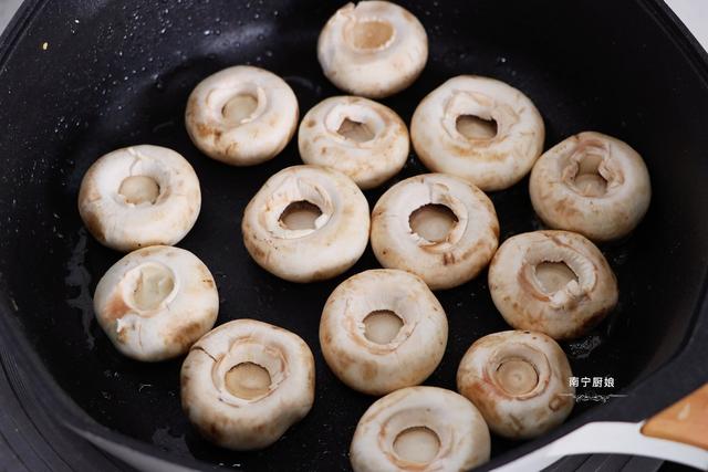 口蘑别再煎着吃了,搭配两个鸡蛋做成汤,秋后清补又润燥,太鲜了休闲区蓝鸢梦想 - Www.slyday.coM 口蘑别再煎着吃了,搭配两个鸡蛋做成汤,秋后清补又润燥,太鲜了休闲区蓝鸢梦想 - Www.slyday.coM