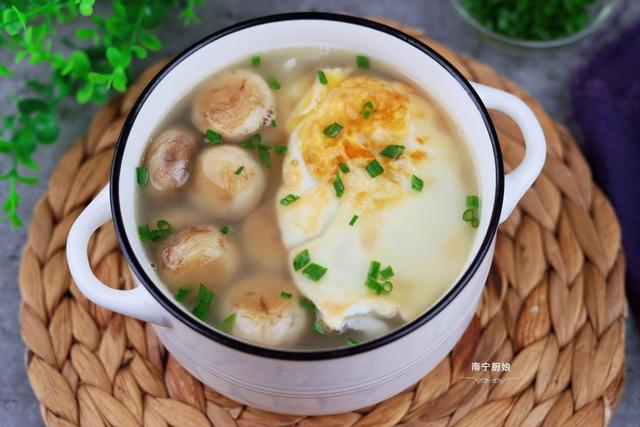 口蘑别再煎着吃了,搭配两个鸡蛋做成汤,秋后清补又润燥,太鲜了休闲区蓝鸢梦想 - Www.slyday.coM 口蘑别再煎着吃了,搭配两个鸡蛋做成汤,秋后清补又润燥,太鲜了休闲区蓝鸢梦想 - Www.slyday.coM