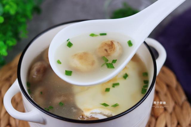 口蘑别再煎着吃了,搭配两个鸡蛋做成汤,秋后清补又润燥,太鲜了休闲区蓝鸢梦想 - Www.slyday.coM 口蘑别再煎着吃了,搭配两个鸡蛋做成汤,秋后清补又润燥,太鲜了休闲区蓝鸢梦想 - Www.slyday.coM