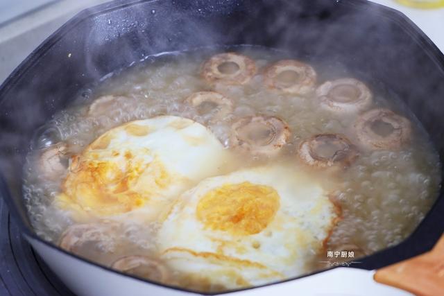 口蘑别再煎着吃了,搭配两个鸡蛋做成汤,秋后清补又润燥,太鲜了休闲区蓝鸢梦想 - Www.slyday.coM 口蘑别再煎着吃了,搭配两个鸡蛋做成汤,秋后清补又润燥,太鲜了休闲区蓝鸢梦想 - Www.slyday.coM