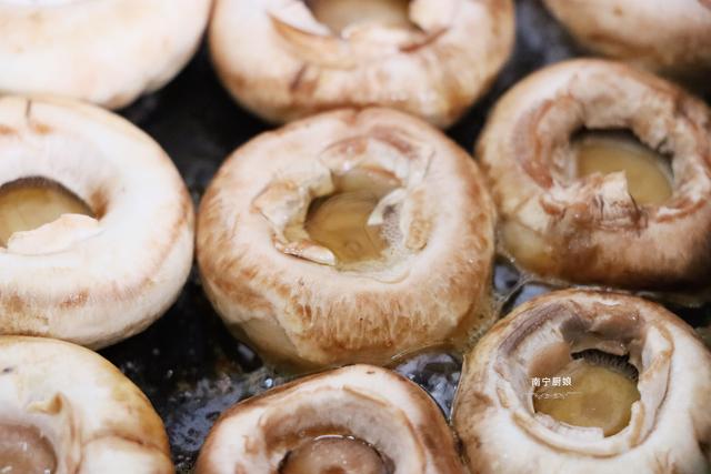 口蘑别再煎着吃了,搭配两个鸡蛋做成汤,秋后清补又润燥,太鲜了休闲区蓝鸢梦想 - Www.slyday.coM 口蘑别再煎着吃了,搭配两个鸡蛋做成汤,秋后清补又润燥,太鲜了休闲区蓝鸢梦想 - Www.slyday.coM