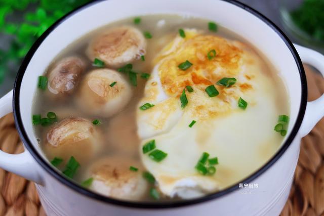 口蘑别再煎着吃了,搭配两个鸡蛋做成汤,秋后清补又润燥,太鲜了休闲区蓝鸢梦想 - Www.slyday.coM 口蘑别再煎着吃了,搭配两个鸡蛋做成汤,秋后清补又润燥,太鲜了休闲区蓝鸢梦想 - Www.slyday.coM