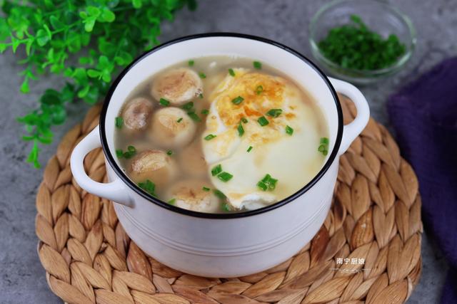 口蘑别再煎着吃了,搭配两个鸡蛋做成汤,秋后清补又润燥,太鲜了休闲区蓝鸢梦想 - Www.slyday.coM 口蘑别再煎着吃了,搭配两个鸡蛋做成汤,秋后清补又润燥,太鲜了休闲区蓝鸢梦想 - Www.slyday.coM