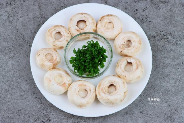 口蘑别再煎着吃了,搭配两个鸡蛋做成汤,秋后清补又润燥,太鲜了休闲区蓝鸢梦想 - Www.slyday.coM 口蘑别再煎着吃了,搭配两个鸡蛋做成汤,秋后清补又润燥,太鲜了休闲区蓝鸢梦想 - Www.slyday.coM