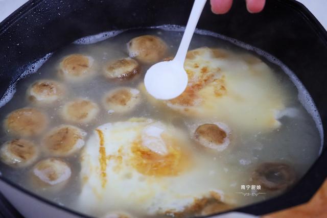 口蘑别再煎着吃了,搭配两个鸡蛋做成汤,秋后清补又润燥,太鲜了休闲区蓝鸢梦想 - Www.slyday.coM 口蘑别再煎着吃了,搭配两个鸡蛋做成汤,秋后清补又润燥,太鲜了休闲区蓝鸢梦想 - Www.slyday.coM