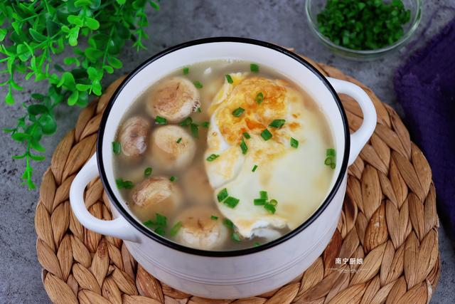 口蘑别再煎着吃了,搭配两个鸡蛋做成汤,秋后清补又润燥,太鲜了休闲区蓝鸢梦想 - Www.slyday.coM 口蘑别再煎着吃了,搭配两个鸡蛋做成汤,秋后清补又润燥,太鲜了休闲区蓝鸢梦想 - Www.slyday.coM